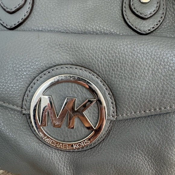 MICHAEL Michael Kors Margo medium satchel. Grey with silver hardware.  EUC. - Picture 2 of 10
